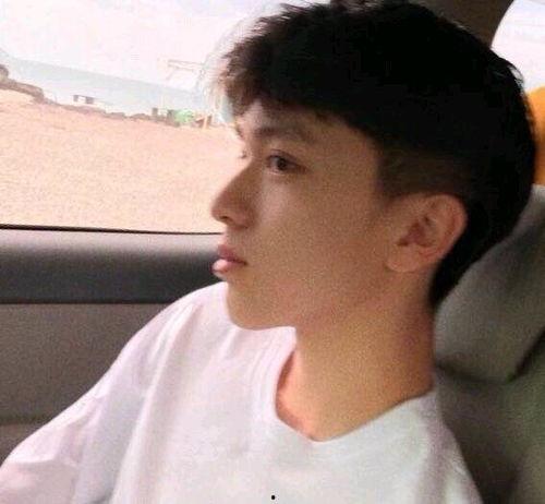 吃瓜头像 男生图片高清,高清男生吃瓜头像，捕捉夏日悠闲时光