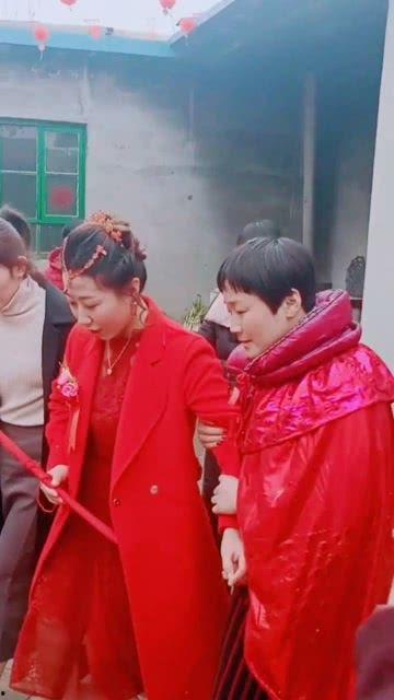 新郎吃自己的瓜,新郎意外吃下自己的瓜，甜蜜瞬间引网友热议