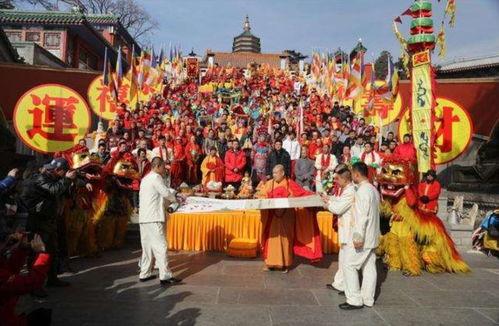 济公参加庙会吃瓜,笑谈人间烟火气